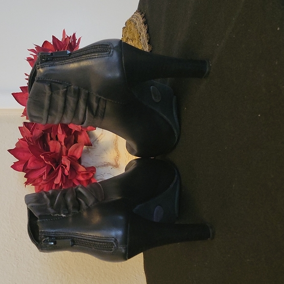 NWOT ME TOO Lloyd Ankle Bootie Size 6 - Picture 5 of 8